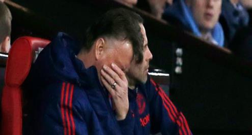 الهزيمة أمام ميديتيلاند الدنماركي تضع فان جال على صفيح ساخن 